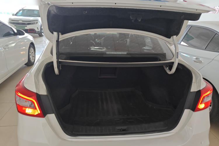 日产 轩逸 2021款 经典 1.6XL CVT豪华版机舱底盘23