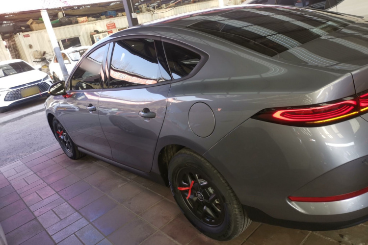 比亚迪 秦PLUS 2025款 DM-i 智驾版 55KM领先型车身外观4