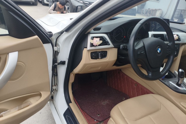 宝马3系 2014款 320i 进取型中控内饰20