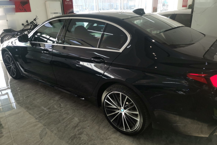 宝马5系 2022款 改款二 530Li xDrive M运动套装车身外观4