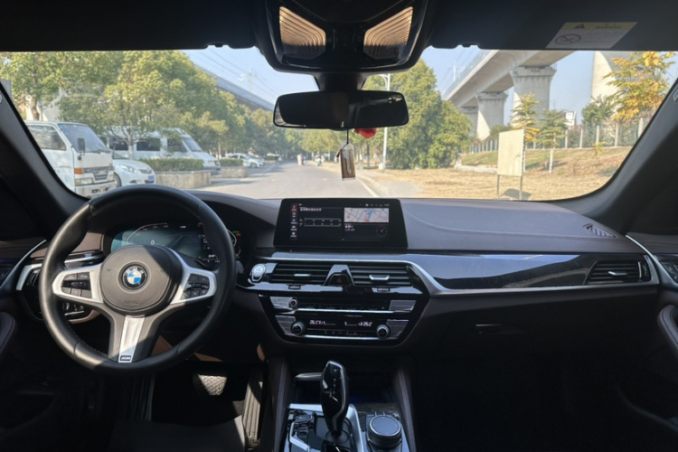 宝马5系 2020款 525Li M运动套装中控内饰7010