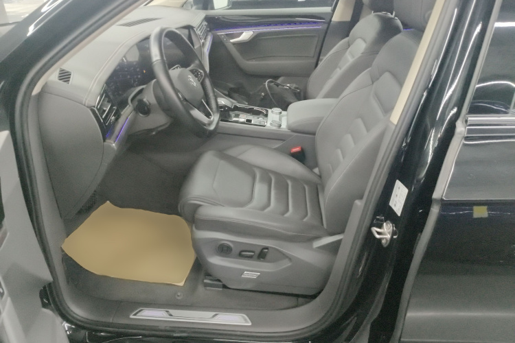 大众 途锐 2023款 3.0TSI 锐享版 曜黑运动套装中控内饰19