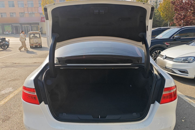 捷豹XEL 2018款 2.0T 250PS 尊享版机舱底盘23