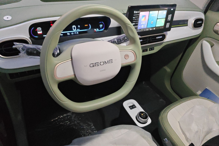 吉利银河 2025款 210km 熊猫骑士中控内饰13