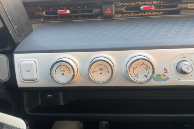 五菱汽车 宏光MINIEV 2022款 GAMEBOY 300km 玩咖款 磷酸铁锂中控内饰7004