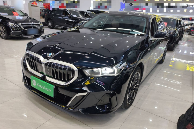 宝马5系 2024款 525Li M运动套装车身外观1