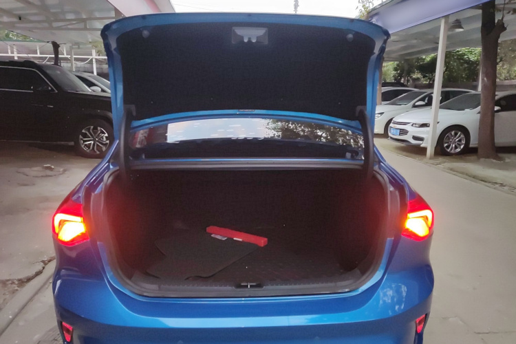 福特 福克斯 2020款 三厢 EcoBoost 180 自动ST Line机舱底盘23