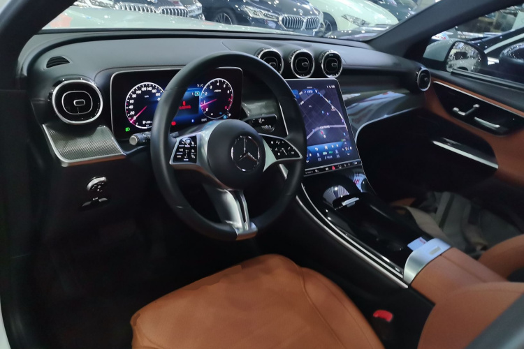 奔驰GLC 2023款 GLC 260 L 4MATIC 动感型 7座中控内饰12