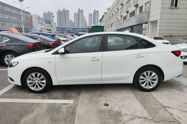 别克 英朗 2021款 改款 典范 1.5L 自动精英型车身外观4