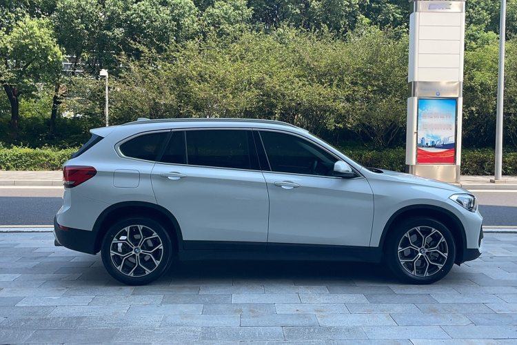 宝马X1 2022款 sDrive25Li 领先型车身外观6003