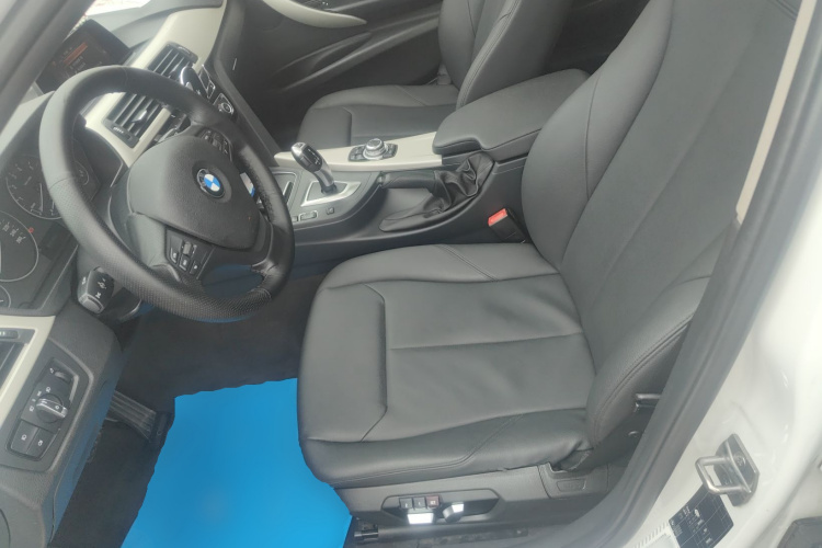 宝马3系 2016款 320i 时尚型中控内饰19