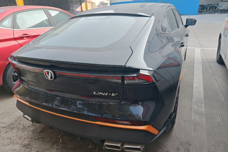 长安UNI-V 2025款 1.5T 500Bar尊贵运动型车身外观6