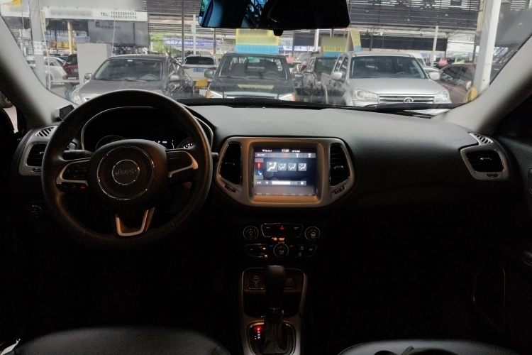 Jeep 指南者 2019款 220T 自动悦享版中控内饰12