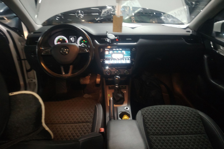 斯柯达 明锐 2018款 1.6L 自动豪华版中控内饰7002