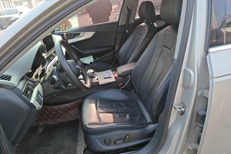 奥迪A4L 2018款 30周年年型 40 TFSI 时尚型中控内饰19