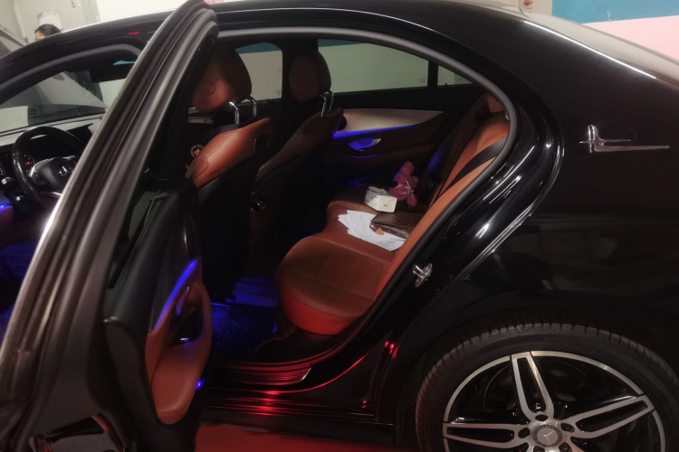 奔驰E级 2017款 改款 E 300 运动型中控内饰7004