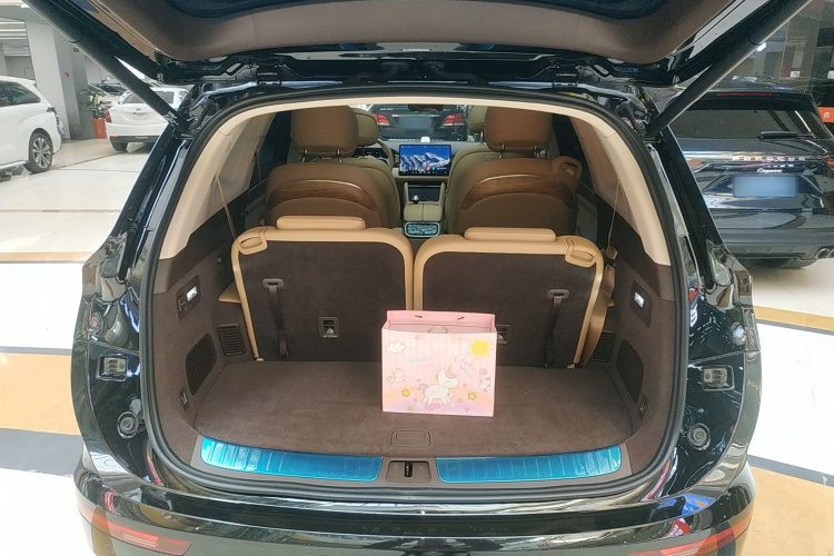 鸿蒙智行 问界M7 2024款 1.5T 后驱Plus版 6座机舱底盘23