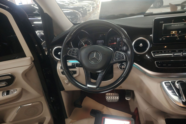 奔驰V级 2016款 V 260 L 尊贵加长版中控内饰13