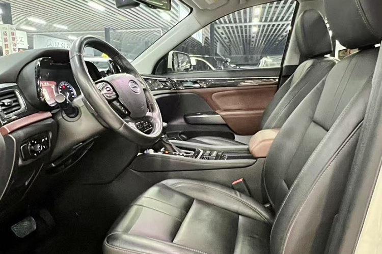 广汽传祺 传祺GS8 2017款 320T 两驱豪华智联版（七座）中控内饰7002