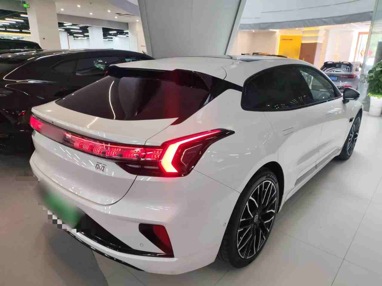 车辆右后45度外观展示