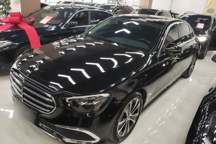 奔驰E级新能源 2023款 E 350 e L 插电式混合动力轿车车身外观1