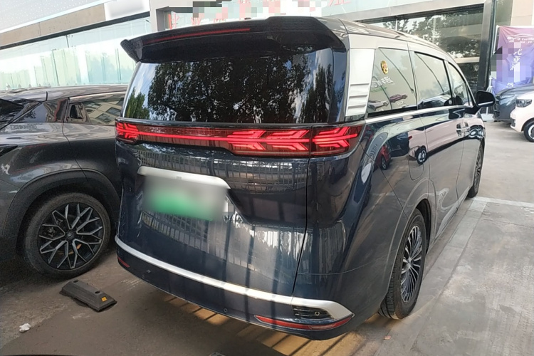 腾势D9 2022款 DM-i 970 四驱尊荣型车身外观6