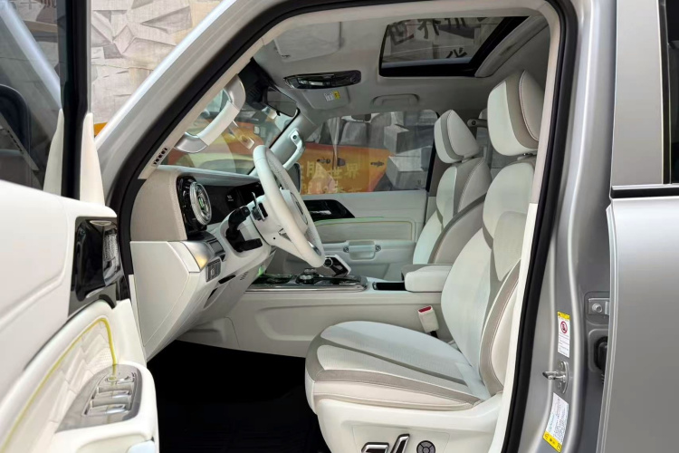 超境汽车 共创坦克300 2021款 2.0T 赛博坦克中控内饰7005