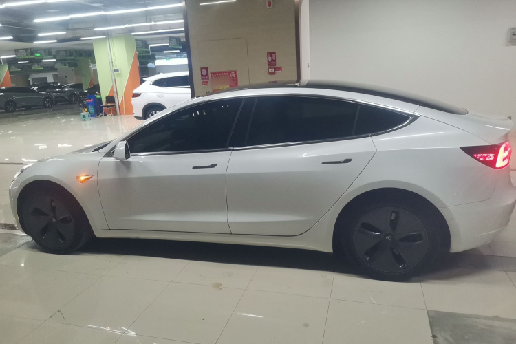 特斯拉 Model 3 2020款 改款 长续航后轮驱动版车身外观4