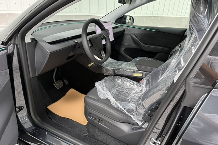 特斯拉 Model Y 2025款 改款 长续航全轮驱动版中控内饰7004