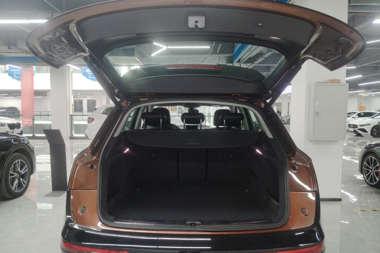 奥迪Q5L 2018款 40 TFSI 荣享进取型 国V机舱底盘23