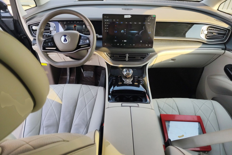 腾势D9 2022款 DM-i 970 四驱旗舰型中控内饰7002