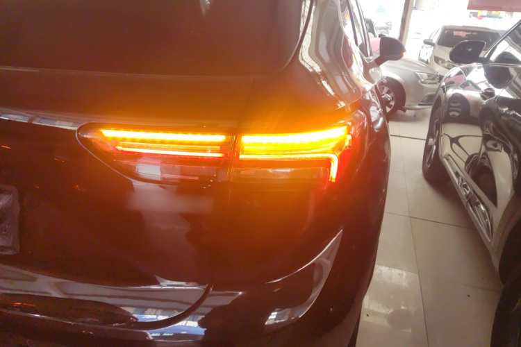 别克 2022款 改款 昂科威S 552T 两驱精英型车身外观9