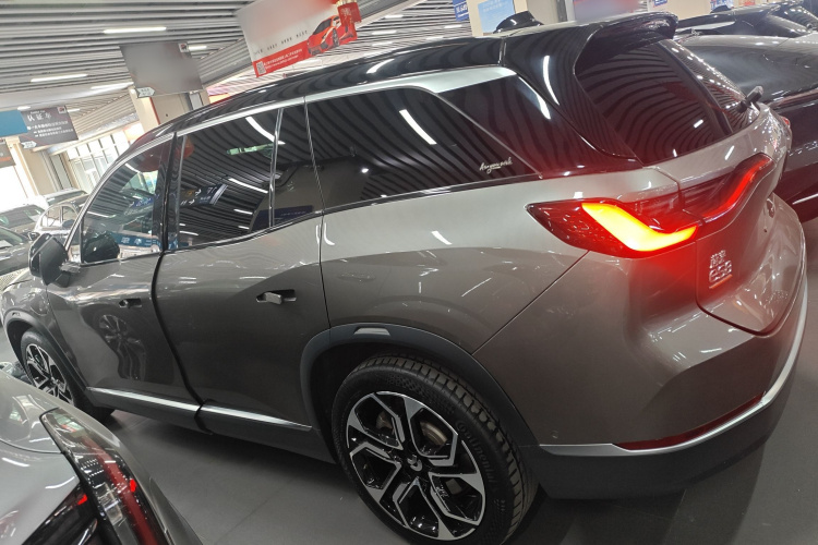 蔚来ES8 2020款 580KM 六座版车身外观4