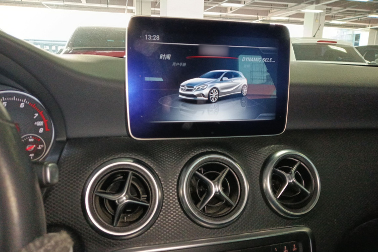 奔驰A级(进口) 2018款 A 200 动感型局部细节16