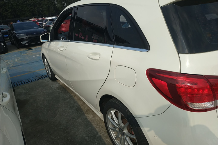 奔驰B级 2015款 B 200 动感型车身外观4