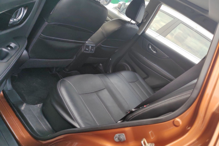 日产 奇骏 2014款 2.5L CVT领先版 4WD中控内饰7004