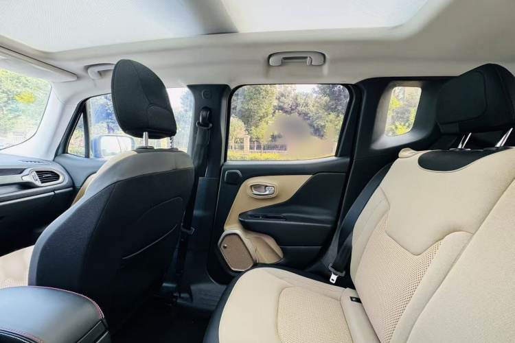 Jeep 自由侠 2016款 2.0L 自动四驱75周年致敬版中控内饰7010