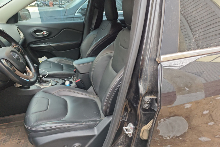 Jeep 自由光 2016款 2.4L 专业智能版中控内饰19