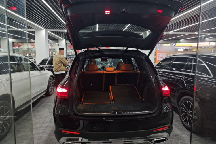 奔驰GLC 2023款 改款 GLC 260 L 4MATIC 豪华型 7座机舱底盘23