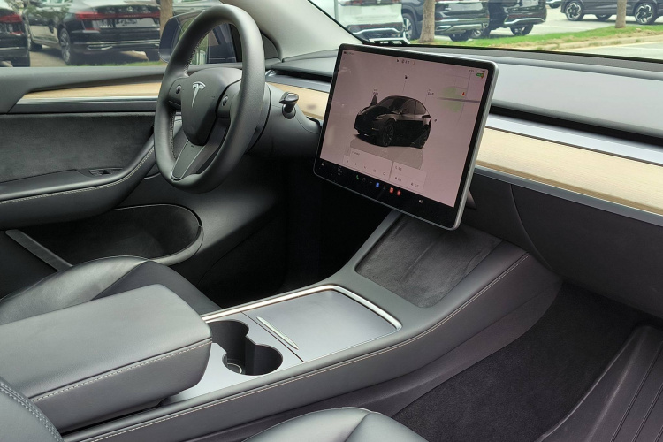 特斯拉 Model Y 2022款 改款 后轮驱动版中控内饰7003