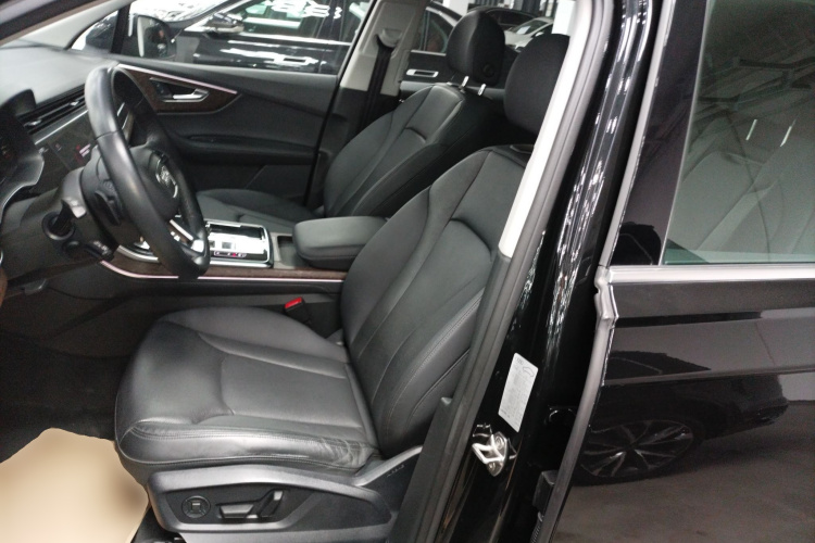 奥迪Q7 2023款 45 TFSI quattro S line运动型中控内饰19