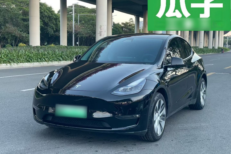 特斯拉 Model Y 2022款 长续航全轮驱动版车身外观1