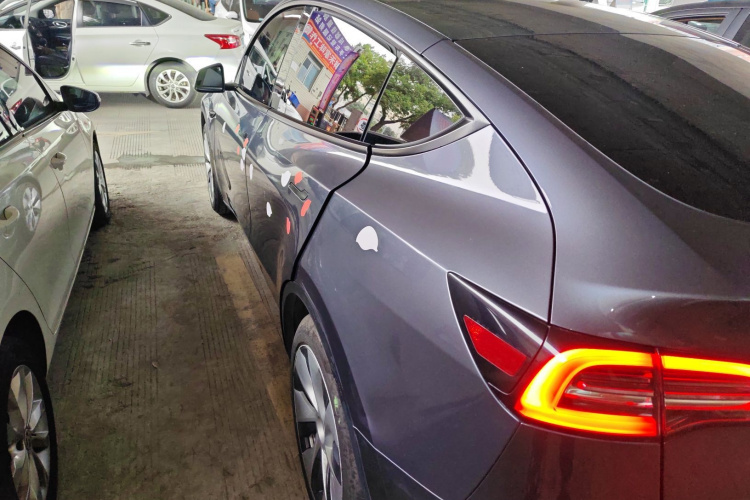 特斯拉 Model Y 2021款 标准续航后驱版车身外观4