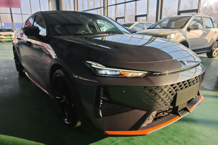 长安UNI-V 2024款 1.5T 尊贵运动型车身外观3