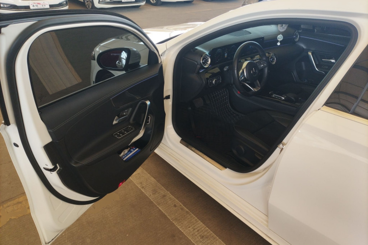 奔驰A级 2022款 改款二 A 200 L 运动轿车时尚型中控内饰20