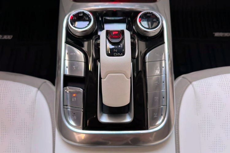 超境汽车 共创坦克300 2021款 2.0T 赛博坦克中控内饰7004