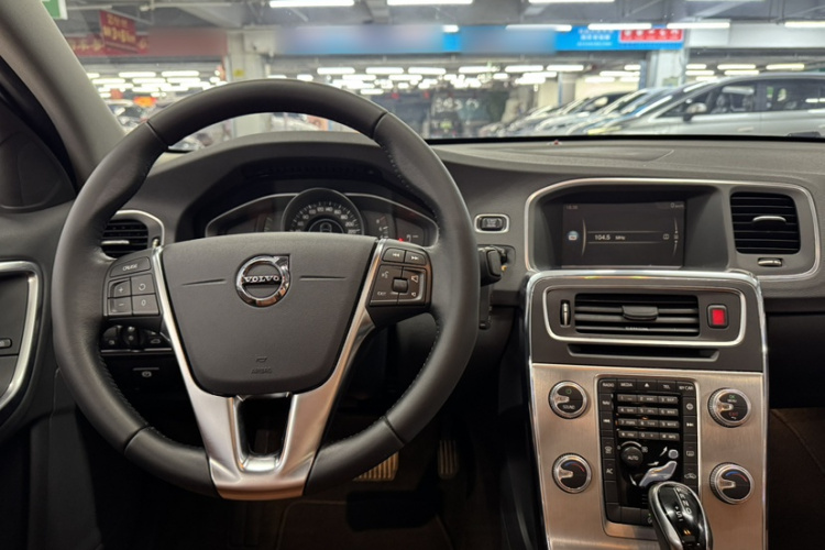 沃尔沃S60 2019款 S60L 改款 T5 智进进阶版中控内饰7012