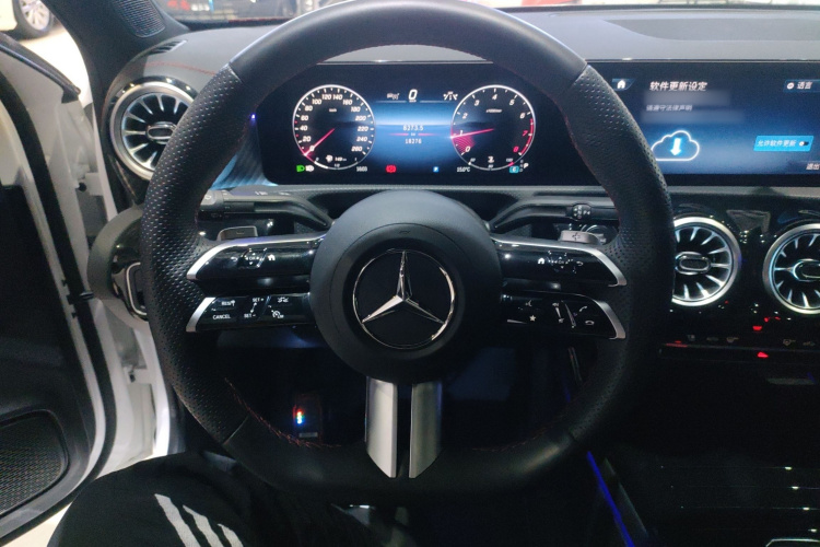 奔驰A级 2024款 A 200 L 时尚型中控内饰13