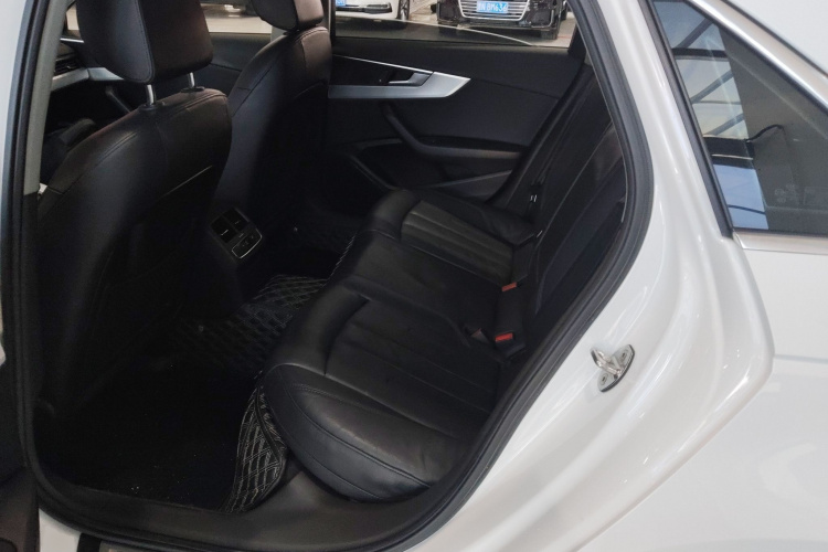 奥迪A4L 2018款 30周年年型 40 TFSI 时尚型中控内饰7004