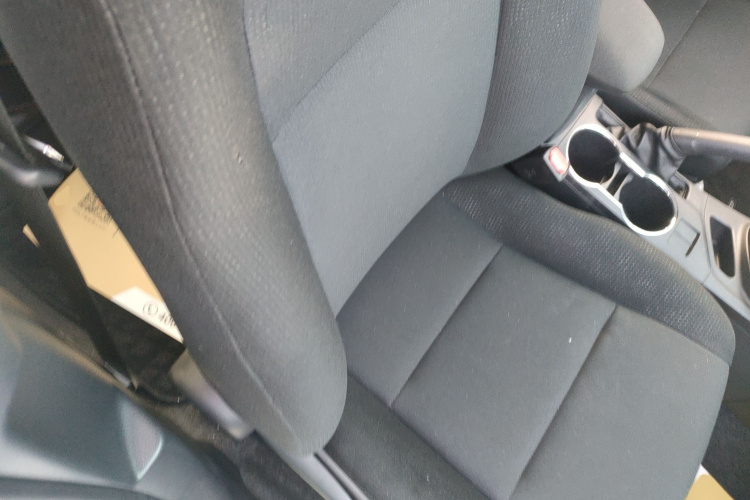 丰田 卡罗拉双擎E+ 2019款 1.8L E-CVT领先版局部细节41